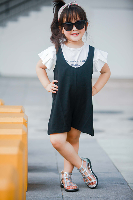 Trần Gia Linhđang học tại trường Happy Smile Cầu Giấy. Cô nhóc tham gia học làm người mẫu tại trung tâm của cựu người mẫu Thúy Hằng và Thúy Hạnh từ năm 3tuổi. Đến khi lên 4, Gia Linh đã rất dạn dĩ và đi diễn nhiều nơi. Con hiện đang học tại trường Happy Smile Cầu Giấy, tham gia học mẫu tại trung tâm BB Academy & Entertainment của cô Thúy Hằng- Thúy Hạnh, là mẫu nhí của Hội mẫu nhí Hà Nội. Con tham gia học mẫu từ lúc 3,5y, và bắt đầu diễn mẫu lúc gần 4y. con đã tham gia rất nhiều show diễn - show Mùa Ấm 2015 canifa, khai trương showroom của Eva de Eva, diễn cho hãng Kidsatparis, Xuân An Vui, Gala Xuân,ra mắt tự truyện của Lê Trần Đắc Ngọc,... và các show diễn nhỏ khác