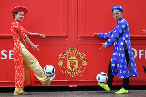 Cap vo chong mac ao dai tang bong tai san Old Trafford hinh anh 1