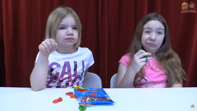 Những nhóc tì nổi như cồn trên YouTube - Ảnh 6.