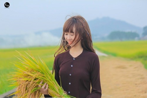 Hương Trà là cô gái đến từ dân tộc Tày, với ngoại hình ưa nhìn, nụ cười tự nhiên cùng chiếc răng khểnh rất duyên. Hương Trà là cô gái đến từ dân tộc Tày, với ngoại hình ưa nhìn, nụ cười tự nhiên cùng chiếc răng khểnh rất duyên.