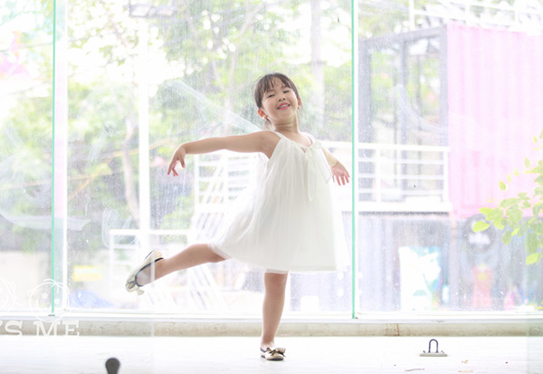 Theo mẹ bé Gia Linh, cô nhóc này từng có thời rất nhút nhát. Việc chị cho con đi học lớp người mẫu chỉ với mong muốn đơn giản là để bé tự tin hơn. Chị Vân Anh rất bất ngờ khi Gia Linh thích ứng cực nhanh và chỉ trong thời gian ngắn, hot girl nhí đã diễn cực tốt. lúc đầu tiên bé cực kỳ nhút nhát, đi đâu cũng bám mẹ, chính vì thế c cho con tham gia lớp mẫu nhí của cô Hằng, mong muốn ban đầu chỉ là con sẽ tự tin hơn, thế mà ko ngờ là con cực kỳ thích bộ mon này, ngay từ chương trình diễn tốt nghiệp khóa đầu tiên đó con đã diễn rất tốt khi học hết khóa c cho con nghỉ học, thì con khóc và nằng nặc đòi học tiếp thế nên c lại cho con theo học ngày nào cũng hỏi bao h đc đi diễn tiếp