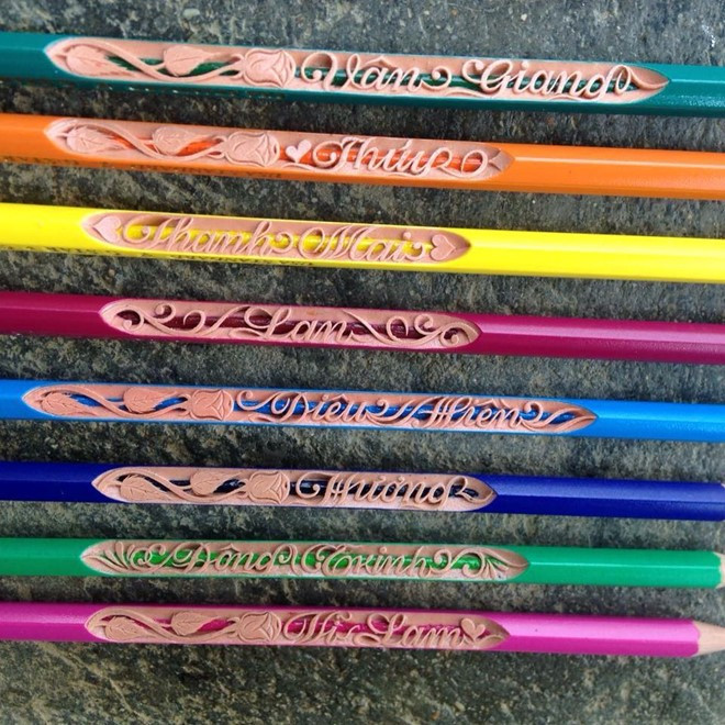 Những chiếc bút chì gỗ được Xuân Rin tự tay khắc. Chang phu ho Quang Nam viet chu dep nhu in hinh anh 2