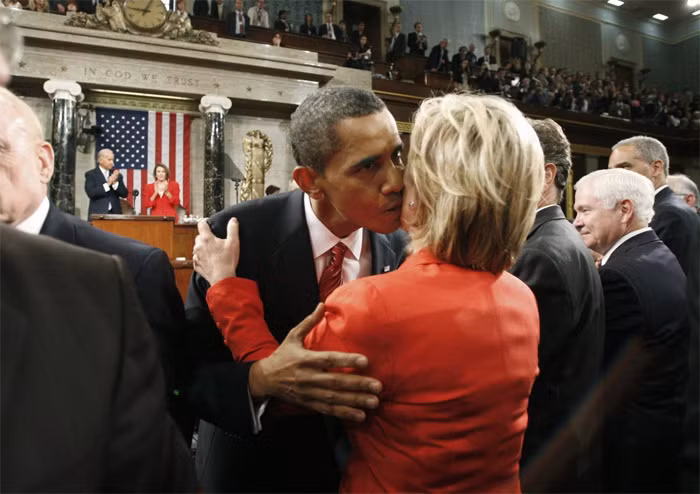 Obama, Hillary, Clinton, ôm hôn, ánh nhìn, nụ cười, thân thiện, bạn bè, ứng viên, Tổng thống, Mỹ