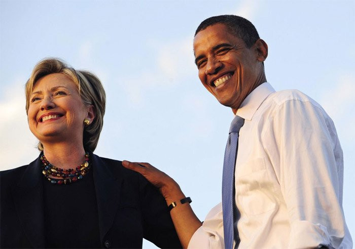 Obama, Hillary, Clinton, ôm hôn, ánh nhìn, nụ cười, thân thiện, bạn bè, ứng viên, Tổng thống, Mỹ