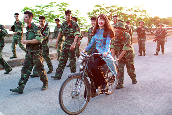 Ảnh “Hậu duệ mặt trời” phiên bản Việt hút ngàn lượt Like ảnh 4 Một chú bộ đội nhiệt tình giúp đỡ hai bạn trẻ thực hiện ý tưởng ảnh.