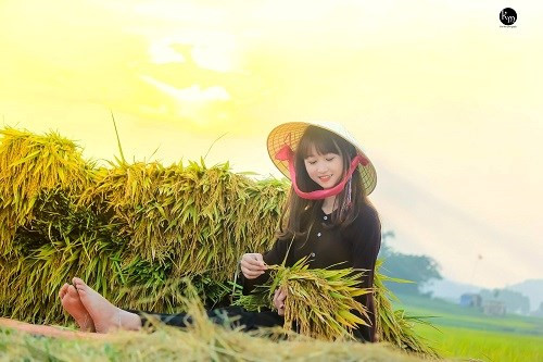 Nét đẹp thanh xuân phơi phới của cô thôn nữ khiến người xem không ngừng khen ngợi. Nét đẹp thanh xuân phơi phới của cô thôn nữ khiến người xem không ngừng khen ngợi.