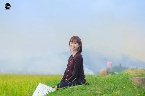 Hương Trà cho biết, cô sinh ra và lớn lên ở làng quê, có tình yêu đặc biệt gắn bó với quê hương, với ruộng đồng dân dã nên cô quyết định thực hiện bộ ảnh cô gái nông thôn trên cánh đồng mùa lúa chín. Hương Trà cho biết, cô sinh ra và lớn lên ở làng quê, có tình yêu đặc biệt gắn bó với quê hương, với ruộng đồng dân dã nên cô quyết định thực hiện bộ ảnh cô gái nông thôn trên cánh đồng mùa lúa chín.