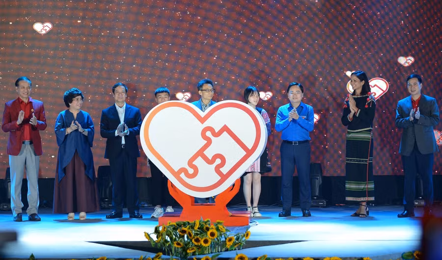 Các đại biểu cùng thực hiện nghi thức phát động Chương trình.