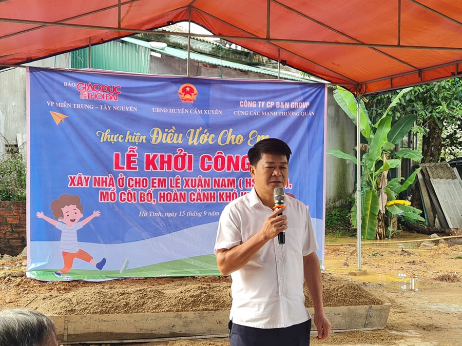 Theo lãnh đạo xã Cẩm Thạch: Hoàn cảnh của em Lê Xuân Nam đặc biệt khó khăn, mồ côi bố từ nhỏ, một mình mẹ đi làm thuê để nuôi em ăn học, 2 mẹ con ở trong căn nhà tồi tàn, không an toàn trong mùa mưa bão về. Được sự giúp đỡ của Báo GD&amp;TĐ cùng các nhà hảo tâm để xây dựng lên căn nhà kiên cố đây thật sự là niềm vui, hạnh phúc của gia đình em. Cảm ơn Báo GD&amp;TĐ luôn đồng hành cùng người dân, chính quyền địa phương trong công tác an sinh xã hội.