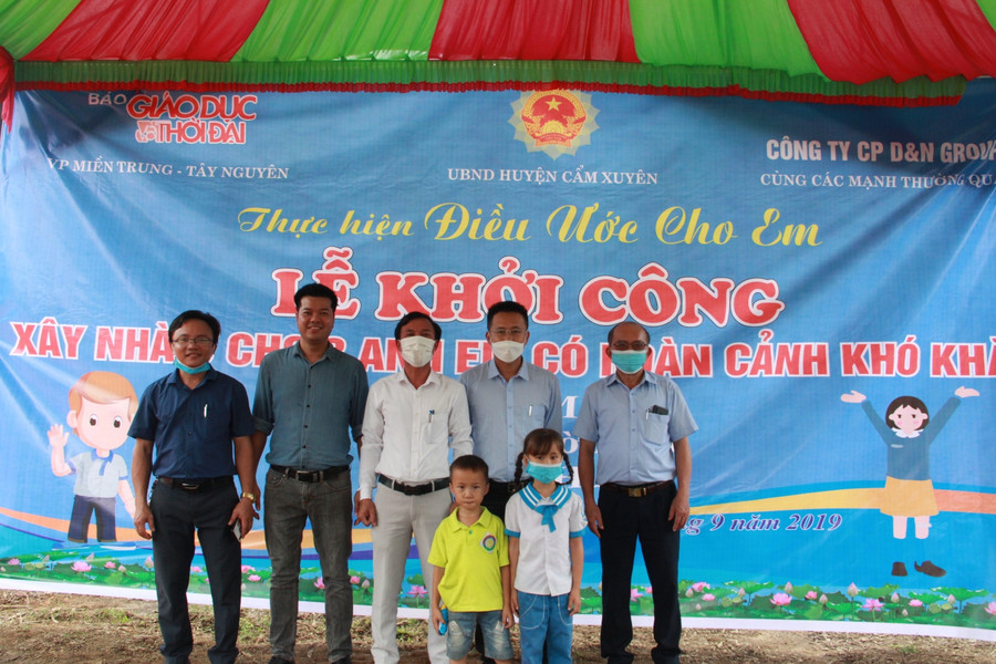 Các nhà hảo tâm chụp ảnh kỷ niệm với các cháu tại buổi lễ khởi công.