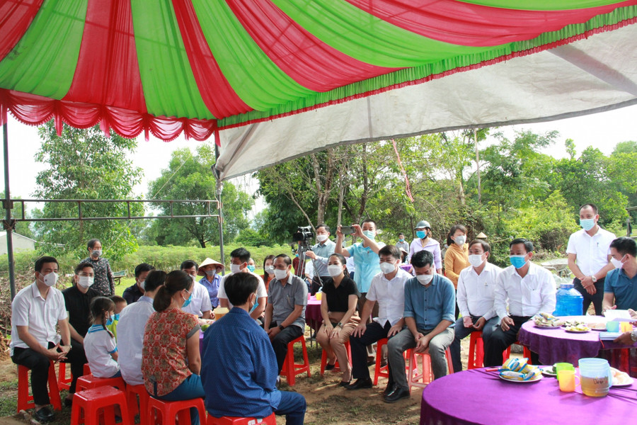 Đông đảo các cấp chính quyền, người dân địa phương tham dự lễ khởi công nhà tình nghĩa cho 3 em.