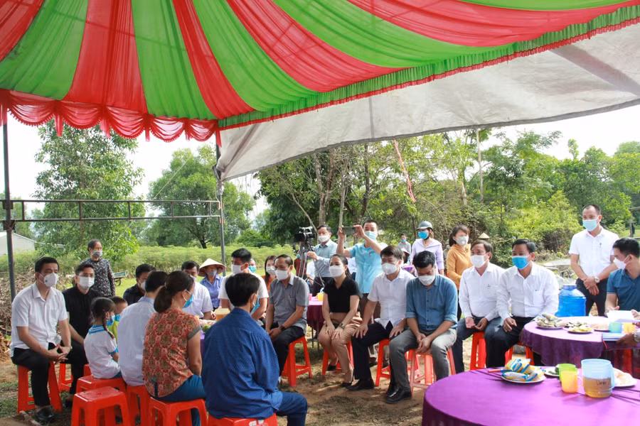 Đông đảo các cấp chính quyền, người dân địa phương tham dự lễ khởi công nhà tình nghĩa cho 3 em.