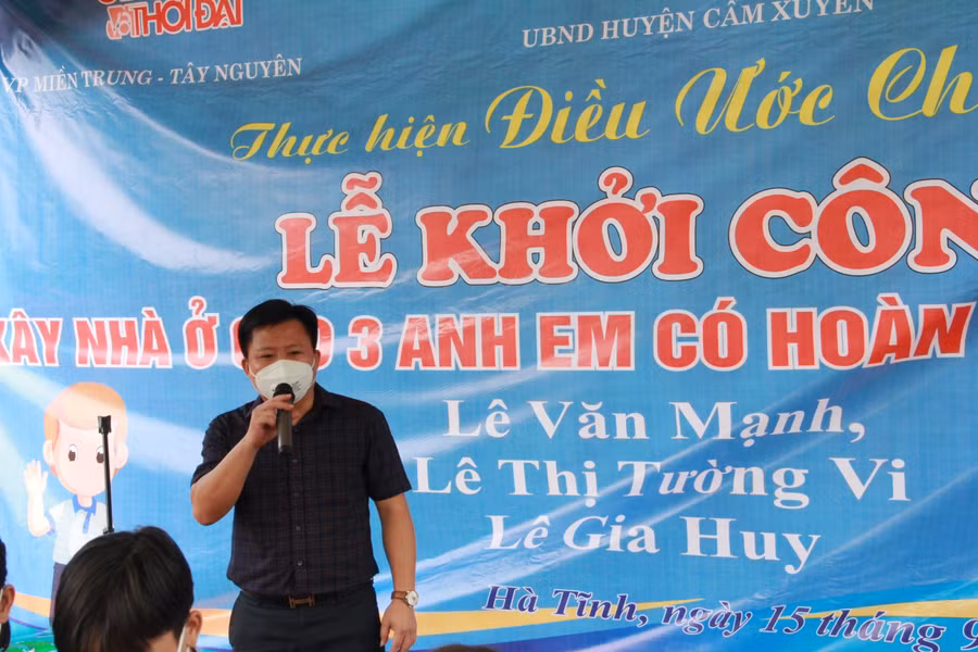 Thay mặt chính quyền địa phương và gia đình, ông Phạm Hoàng Anh - Phó chủ tịch UBND huyện Cẩm Xuyên bày tỏ: “Đây là món quà vô cùng ý nghĩa với gia đình các cháu. Chúng tôi xin gửi lời cảm ơn đến các nhà hảo tâm và báo GD&amp;TĐ đã quan tâm hỗ trợ, giúp các cháu có được một ngôi nhà kiên cố”.