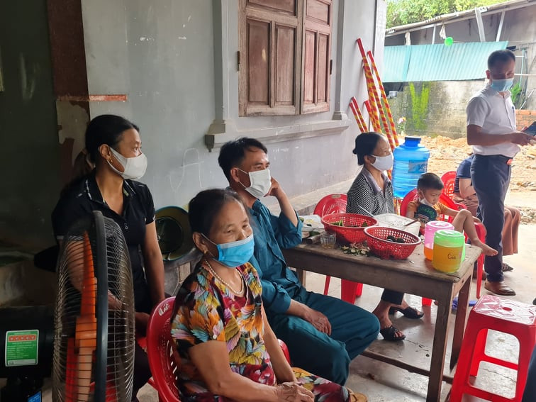 Bà con lối xóm đến chúc mừng gia đình cháu Nam, không bao lâu nữa căn nhà mơ ước của cháu Nam sẽ hoàn thiện và đi vào ở chính thức.