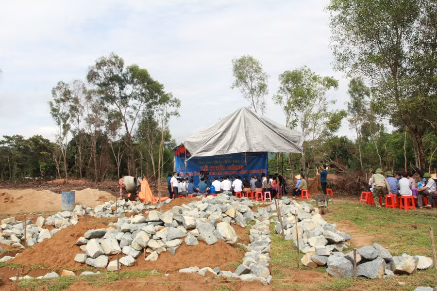 Cũng trong sáng nay (15/9), Văn phòng Báo GD&amp;TĐ khu vực Miền Trung - Tây Nguyên tiếp tục khởi công xây dựng nhà tình nghĩa cho 3 em học sinh: Lê Văn Mạnh, Lê Thị Tường Vy, Lê Gia Huy, trú tại thôn Hà Vân, xã Cẩm Lạc (huyện Cẩm Xuyên).