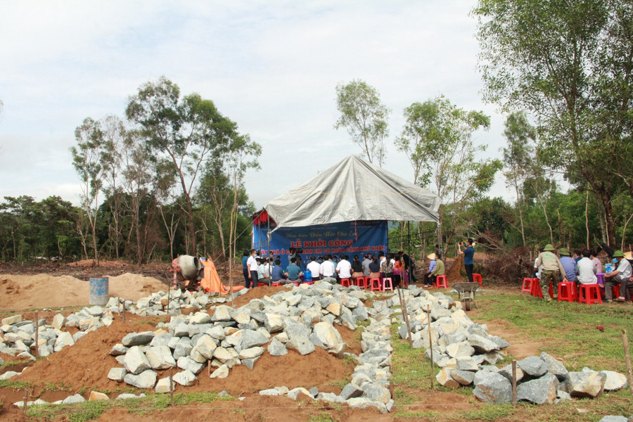 Cũng trong sáng nay (15/9), Văn phòng Báo GD&amp;TĐ khu vực Miền Trung - Tây Nguyên tiếp tục khởi công xây dựng nhà tình nghĩa cho 3 em học sinh: Lê Văn Mạnh, Lê Thị Tường Vy, Lê Gia Huy, trú tại thôn Hà Vân, xã Cẩm Lạc (huyện Cẩm Xuyên).