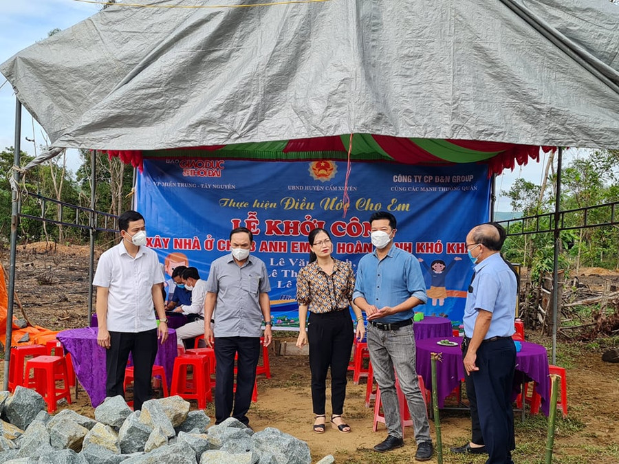 Có mặt tại lễ khởi công lãnh đạo tỉnh Hà Tĩnh mong muốn được sự quan tâm, đồng hành lâu dài của Báo GD&amp;TĐ trong công tác an sinh xã hội, xây dựng thêm nhiều căn nhà tình nghĩa cho người dân, học sinh nghèo khổ.