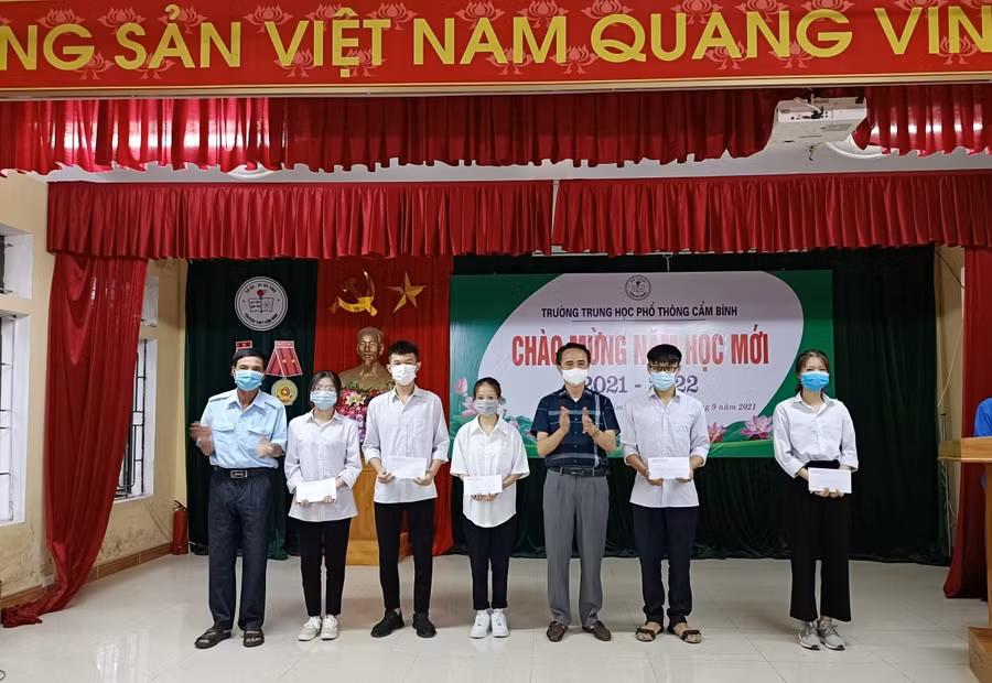 Khen thưởng các học sinh có thành tích học xuất sắc.