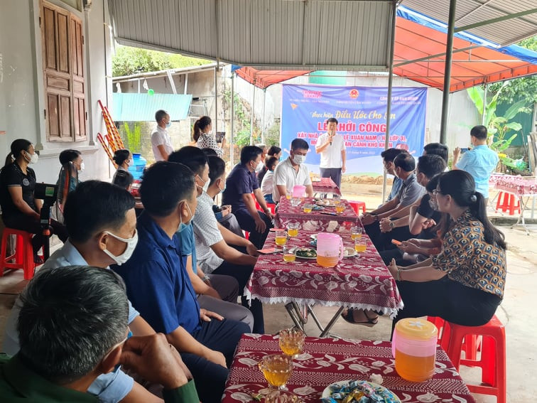 Buổi lễ khởi công xây dựng nhà cho gia đình em Lê Xuân Nam được sự quan tâm, chia sẻ của các cấp chính quyền, người dân địa phương.