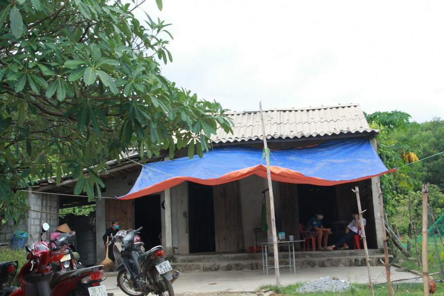 Căn nhà hiện nay của 3 anh/em đang sinh sống đã dột nát, xuống cấp nghiêm trọng.