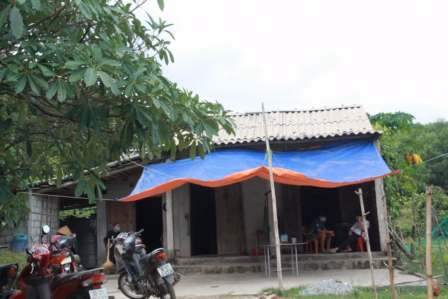 Căn nhà hiện nay của 3 anh/em đang sinh sống đã dột nát, xuống cấp nghiêm trọng.