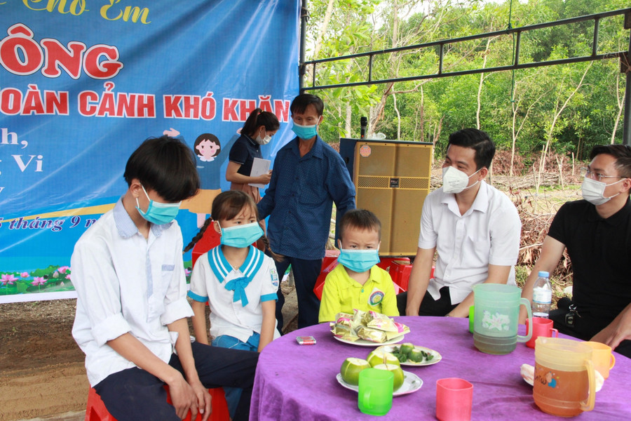 Lễ khởi công xây nhà nhân ái cho các học sinh có hoàn cảnh khó khăn nhằm thực hiện chỉ đạo của Phó thủ tướng Vũ Đức Đam và Chương trình &quot;Điều ước cho em&quot; của Bộ GD&amp;ĐT.