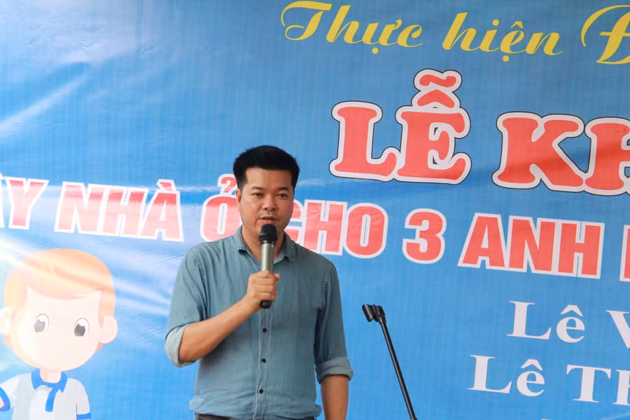 Nhà báo Nguyễn Văn Dũng -Trưởng đại diện Văn phòng GD&amp;TĐ khu vực Miền Trung - Tây Nguyên chia sẻ tại lễ khởi công nhà nhân ái tại huyện Cẩm Xuyên.