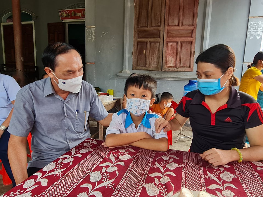 Ông Võ Hồng Hải - Trưởng ban Tổ chức Tỉnh ủy Hà Tĩnh động viên gia đình em Lê Xuân Nam (HS lớp 3, thôn Na Trung, xã Cẩm Thạch, huyện Cẩm Xuyên). Gia đình em là 1 trong 2 trường hợp được hỗ trợ xây dựng nhà trong sáng nay (15/9).