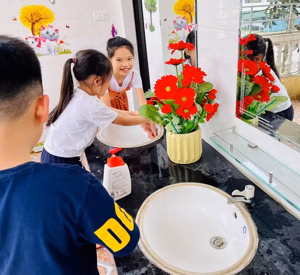 Gần gũi khi học sinh tới trường.