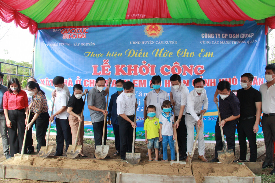 Ông Võ Hồng Hải - Trưởng ban Tổ chức Tỉnh ủy, ông Nguyễn Thành Đồng – Phó trưởng Ban Tuyên giáo Tỉnh ủy cùng lãnh đạo huyện, các nhà tài trợ, lãnh đạo Báo GD&amp;TĐ khởi công nhà nhân ái cho 3 em: Lê Văn Mạnh, Lê Thị Tường Vy, Lê Gia Huy.