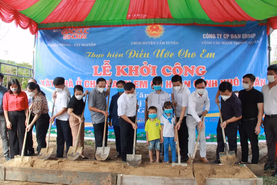 Ông Võ Hồng Hải - Trưởng ban Tổ chức Tỉnh ủy, ông Nguyễn Thành Đồng – Phó trưởng Ban Tuyên giáo Tỉnh ủy cùng lãnh đạo huyện, các nhà tài trợ, lãnh đạo Báo GD&amp;TĐ khởi công nhà nhân ái cho 3 em: Lê Văn Mạnh, Lê Thị Tường Vy, Lê Gia Huy.