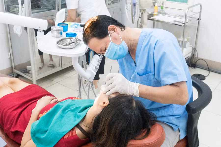 BSCK2 Nguyễn Huy Kỳ khám, tư vấn chăm sóc răng miệng cho bệnh nhân. (Ảnh: NVCC)