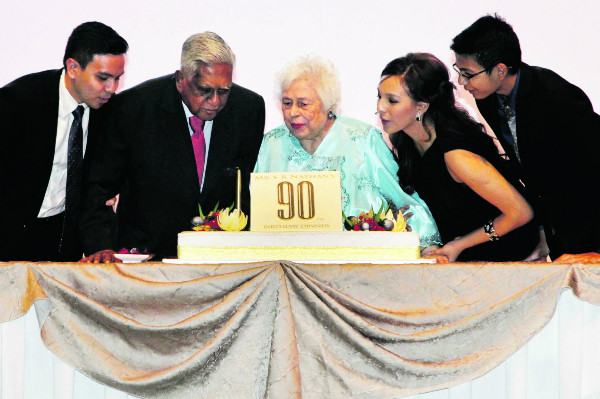 Bài học làm cha mẹ vô giá từ người giữ chức Tổng thống lâu nhất Singapore ảnh 2 bai-hoc-lam-cha-me-vo-gia-tu-nguoi-giu-chuc-tong-thong-lau-nhat-singapore-1