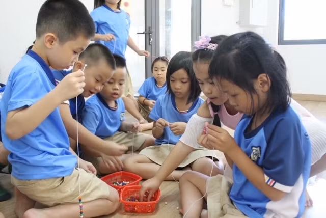 Vừa luyện mắt, vừa luyện tay, lại còn áp dụng được kiến thức Toán về trung điểm của đoạn thẳng khi cùng nhau xâu vòng.