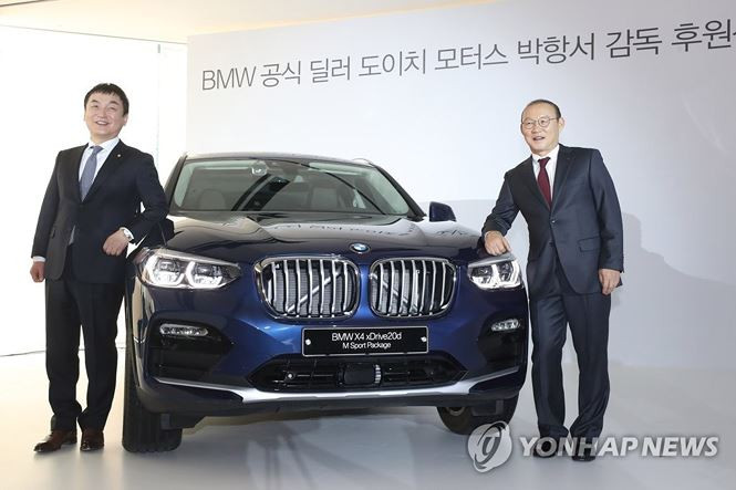 Tại quê nhà, HLV Park Hang-seo cũng được tặng chiếc xe BMW X4 Tại quê nhà, HLV Park Hang-seo cũng được tặng chiếc xe BMW X4