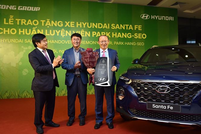 Mới nhất, vị huấn luyện viên của đội tuyển Việt Nam đã được tặng một chiếc Hyundai Santa Fe Premium. Mới nhất, vị huấn luyện viên của đội tuyển Việt Nam đã được tặng một chiếc Hyundai Santa Fe Premium.
