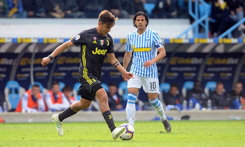 Dybala (trái) tiếp tục mờ nhạt, dù được trao suất đá chính Dybala (trái) tiếp tục mờ nhạt, dù được trao suất đá chính