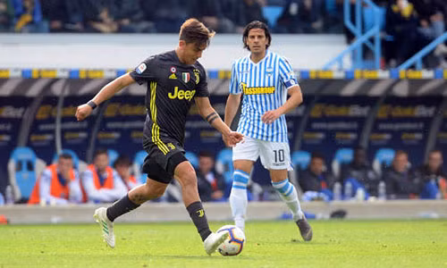 Dybala (trái) tiếp tục mờ nhạt, dù được trao suất đá chính