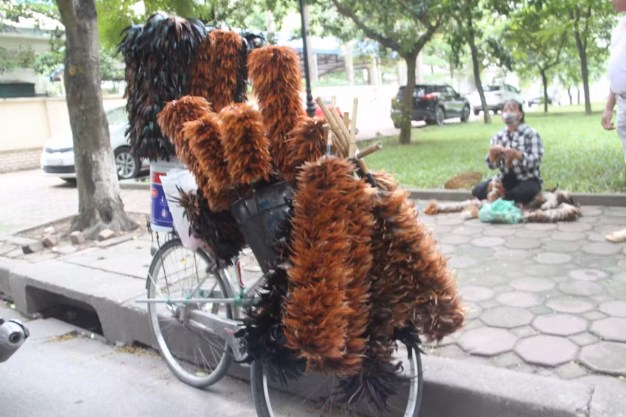 Giá mỗi chiếc chổi dao động từ vài chục đến vài trăm nghìn.