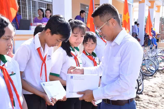 Đồng chí Nguyễn Văn Bé Ba, Giám đốc KCM trao học bổng cho các học sinh vượt khó học tốt