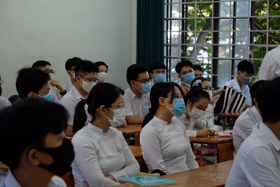 Toàn bộ học sinh và giáo viên đều phải thực hiện việc đeo khẩu trang trong suốt quá trình học tập tại trường.