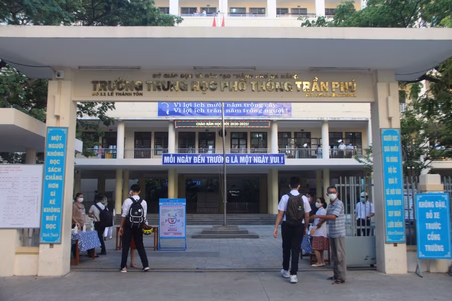 Theo ghi nhận của PV tại trường THPT Trần Phú, THPT Phan Châu Trinh (quận Hải Châu, TP Đà Nẵng), tại cổng trường nhân viên y tế của trường cũng như giáo viên đã bố trí bàn để nước sát khuẩn và  đo thân nhiệt cho học sinh, giáo viên, nhân viên của trường trước khi vào lớp học.
