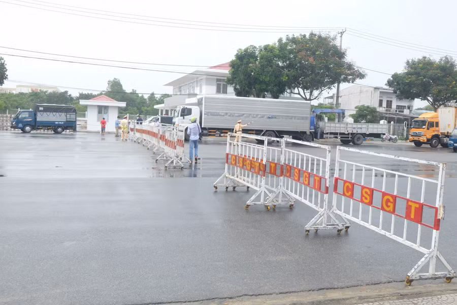 Chốt kiểm soát y tế ở đường Trần Đại Nghĩa, quận Ngũ Hành Sơn (TP Đà Nẵng) nơi giáp ranh với Thị xã Điện Bàn (tỉnh Quảng Nam)