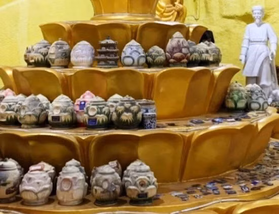 Nhiều gia đình vẫn đang gửi tro cốt lên chùa. Ảnh minh họa.