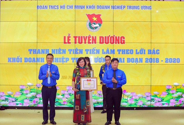 Tuyên dương gương thanh niên KCM Võ Thị Nhã Phương.