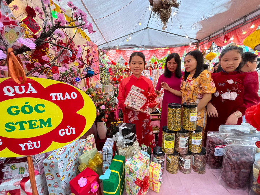 Gian hàng nào cũng được trưng bày một góc STEM do chính tay các em học sinh tự sáng tạo. (Ảnh: NT)