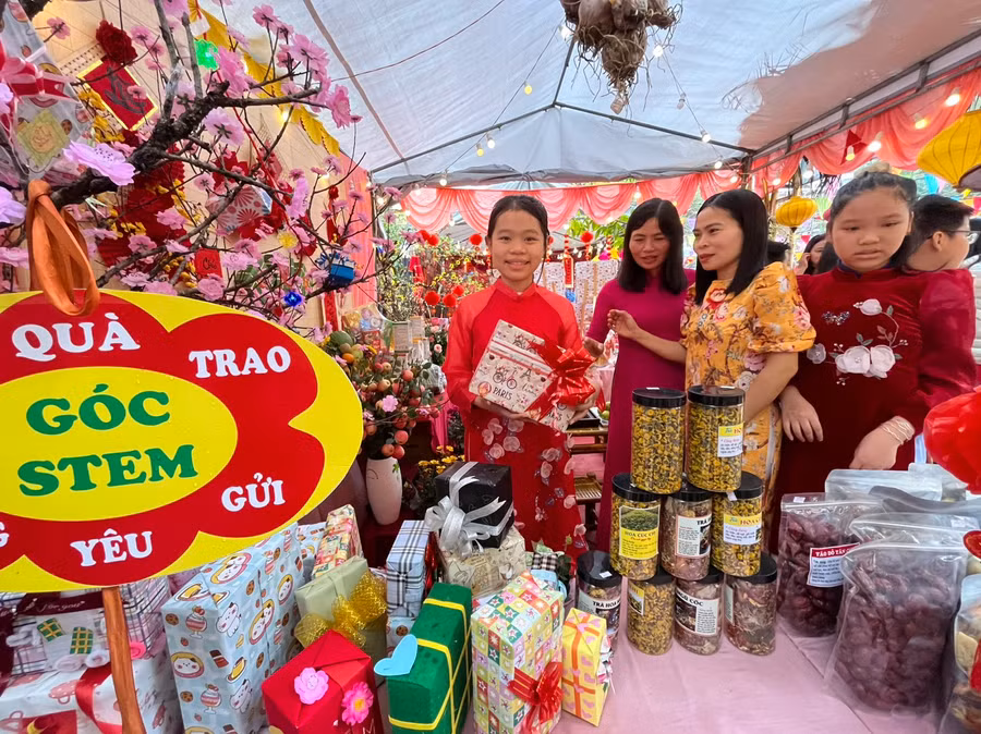 Gian hàng nào cũng được trưng bày một góc STEM do chính tay các em học sinh tự sáng tạo. (Ảnh: NT)