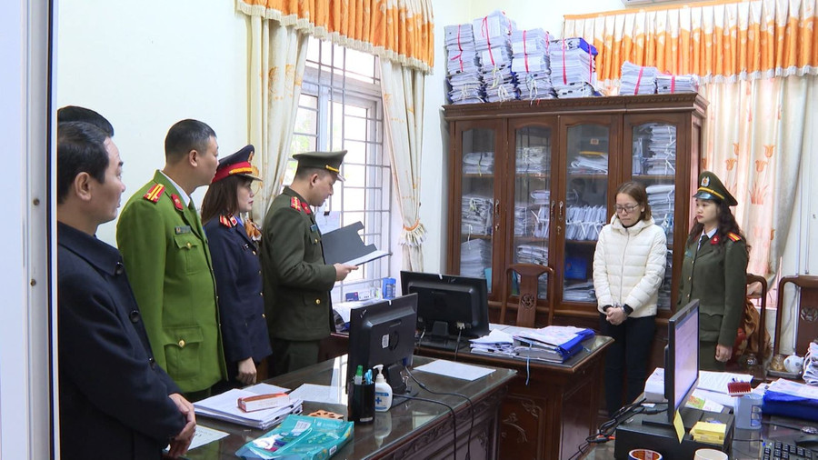 Cơ quan An ninh điều tra Công an Thanh Hóa đọc Lệnh bắt, khám xét đối với các đối tượng. (Ảnh: CATH).