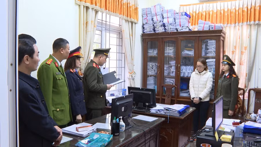 Cơ quan An ninh điều tra Công an Thanh Hóa đọc Lệnh bắt, khám xét đối với các đối tượng. (Ảnh: CATH).