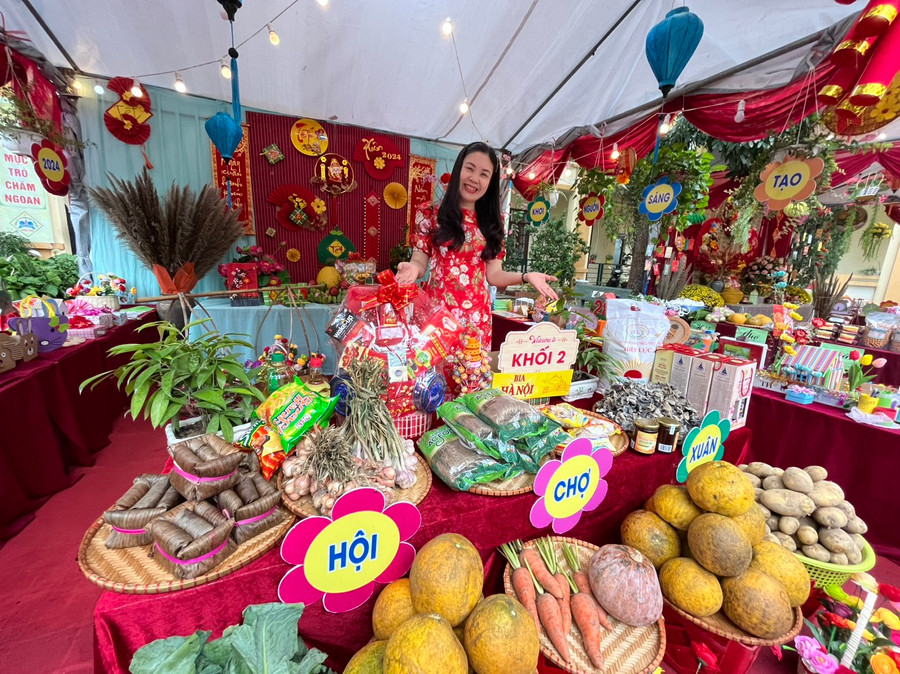 Gian hàng chợ Tết phong phú các mặt hàng. (Ảnh: NT)